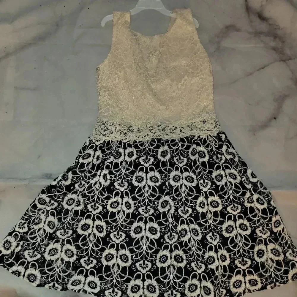 Ladies Sleeveless Lacy Material Boutiqie Style Dress‎ Size Medium